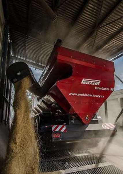 Interbenne se décline en différentes versions.
Elle effectue des rotations entre la moissonneuse batteuse et un camion semi-remorque, sans interrompre la récolte de céréales.